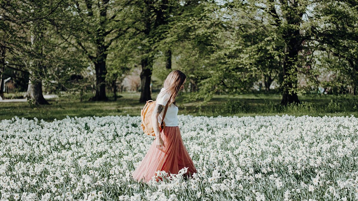 Kvinna på fält exponerad för pollen
